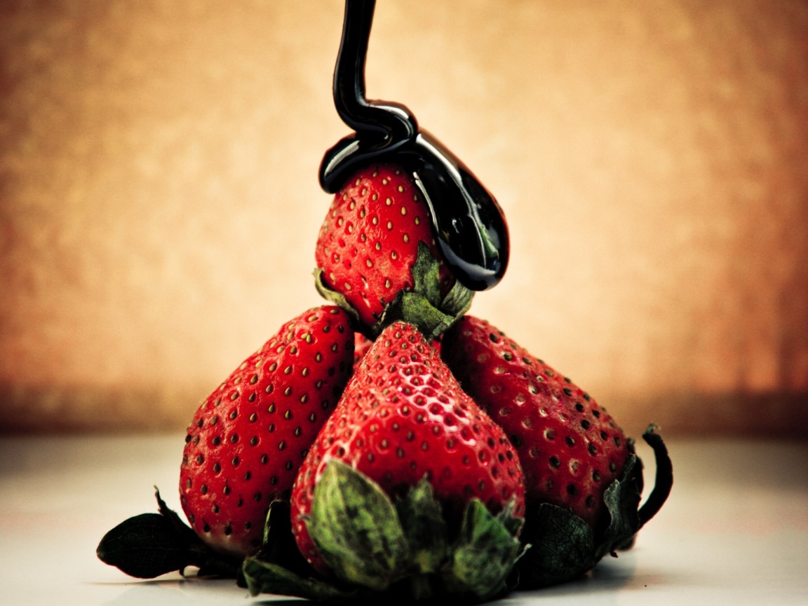 Strawberries with chocolate wallpaper 1152x864