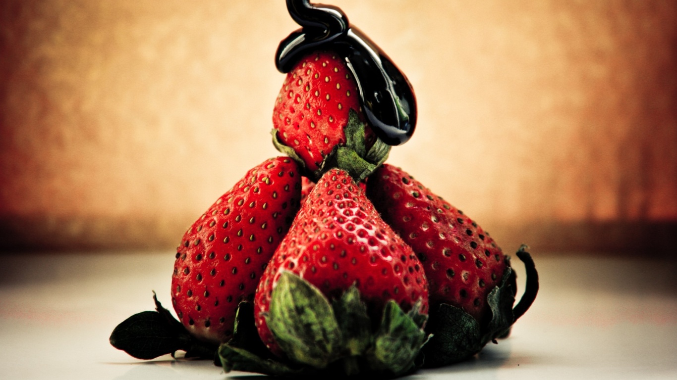 Sfondi Strawberries with chocolate 1366x768