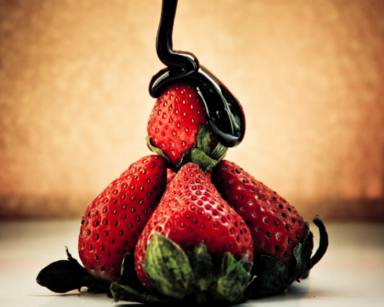 Обои Strawberries with chocolate 1600x1280
