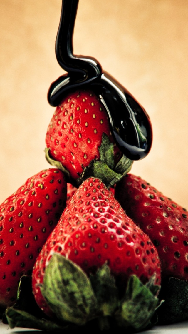 Fondo de pantalla Strawberries with chocolate 640x1136