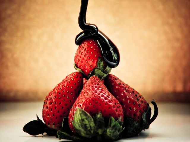 Strawberries with chocolate wallpaper 640x480