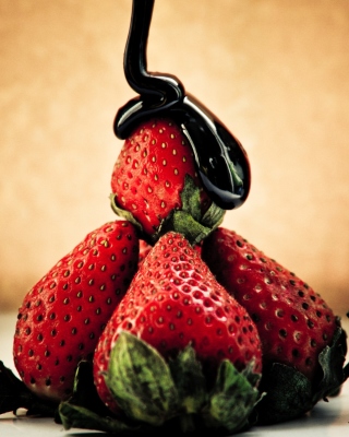 Обои Strawberries with chocolate на телефон iPhone 3G