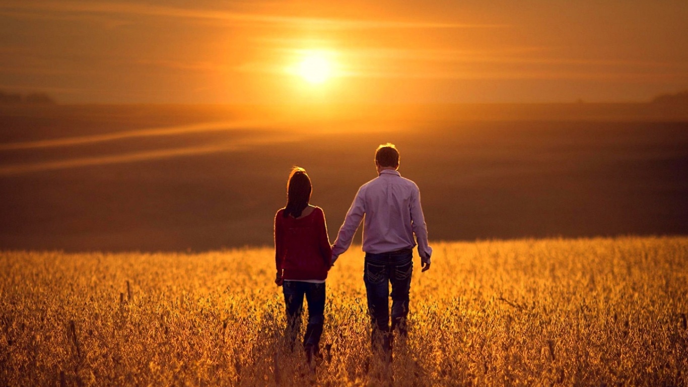 Fondo de pantalla Couple at sunset 1366x768