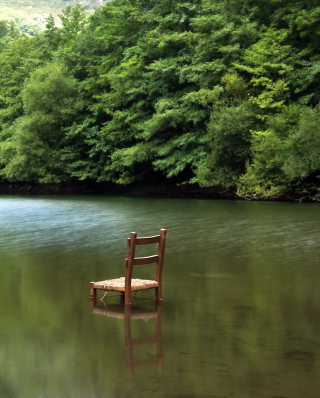 Chair In Middle Of Pieceful Lake sfondi gratuiti per 640x1136