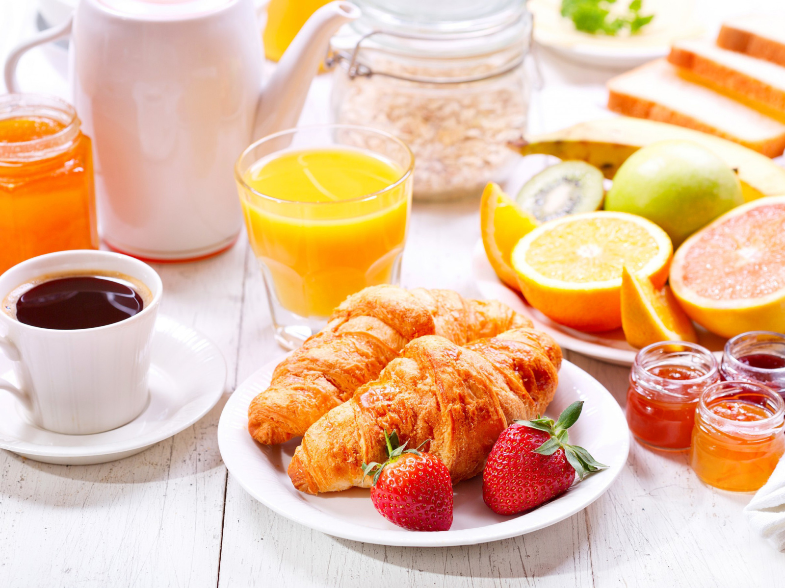 Fondo de pantalla Breakfast with croissants and fruit 1600x1200