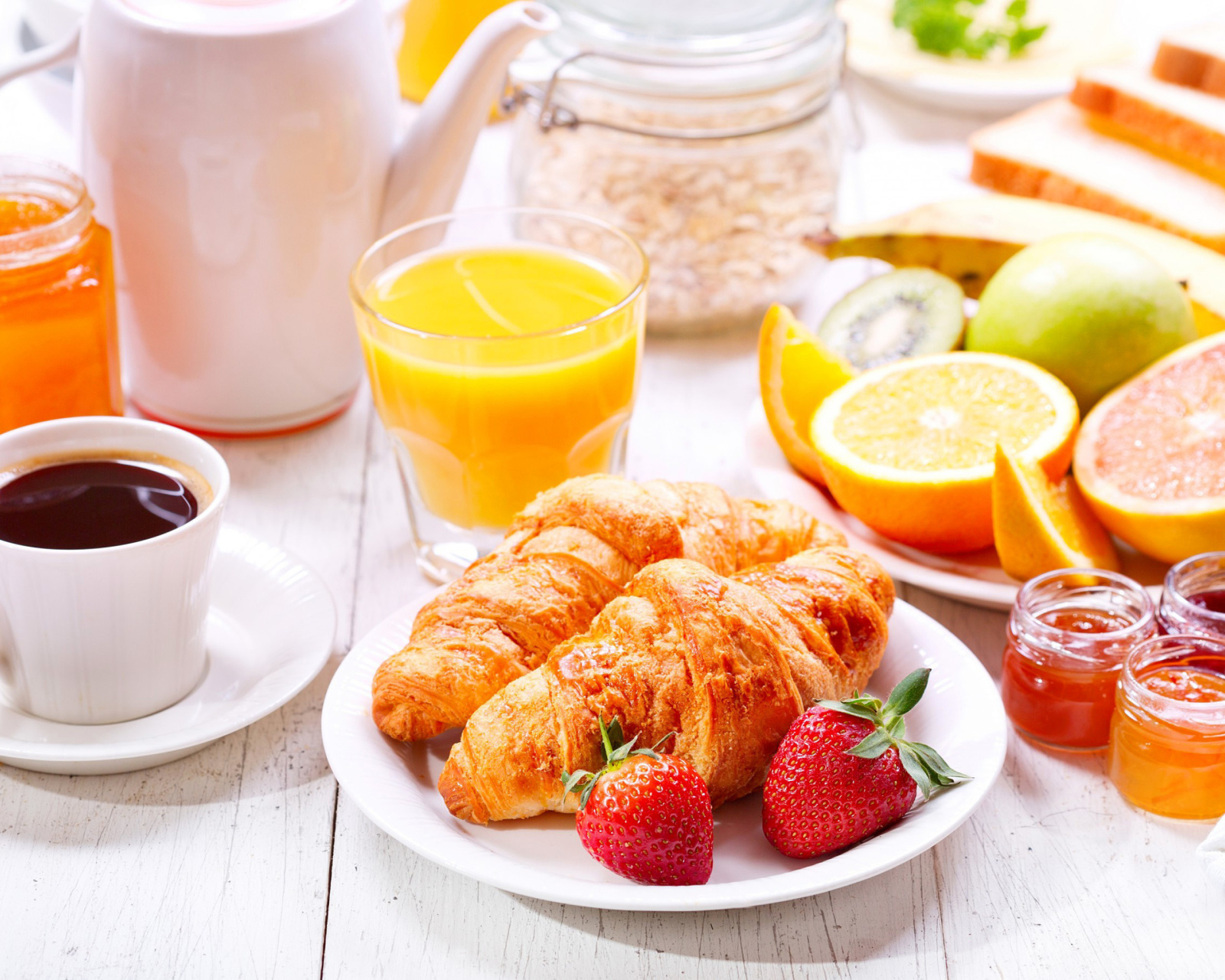 Fondo de pantalla Breakfast with croissants and fruit 1600x1280