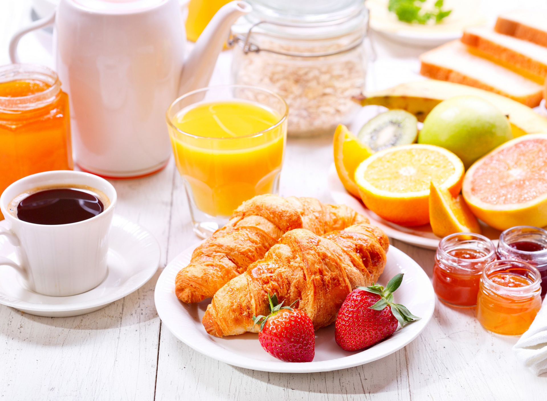 Sfondi Breakfast with croissants and fruit 1920x1408