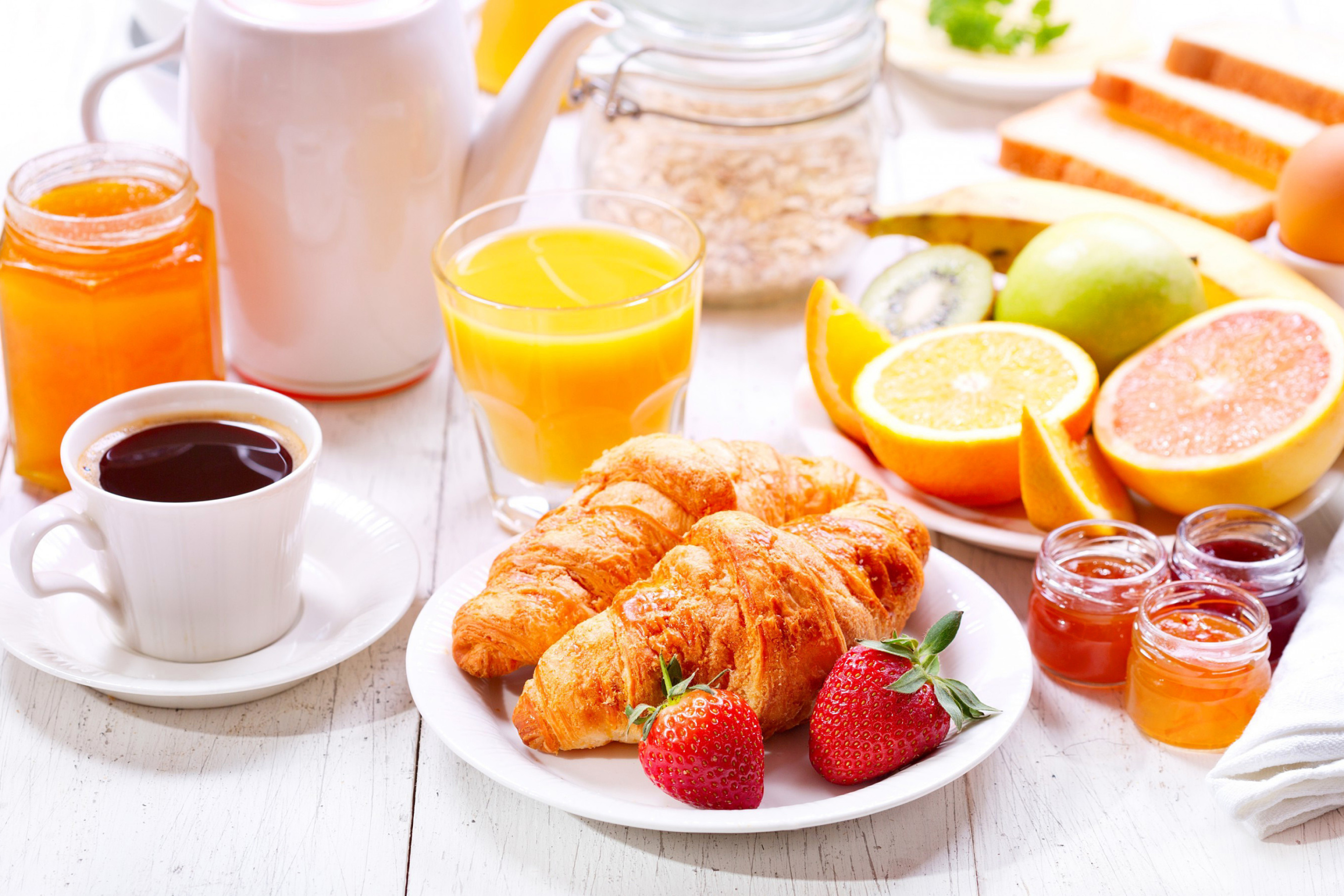 Fondo de pantalla Breakfast with croissants and fruit 2880x1920