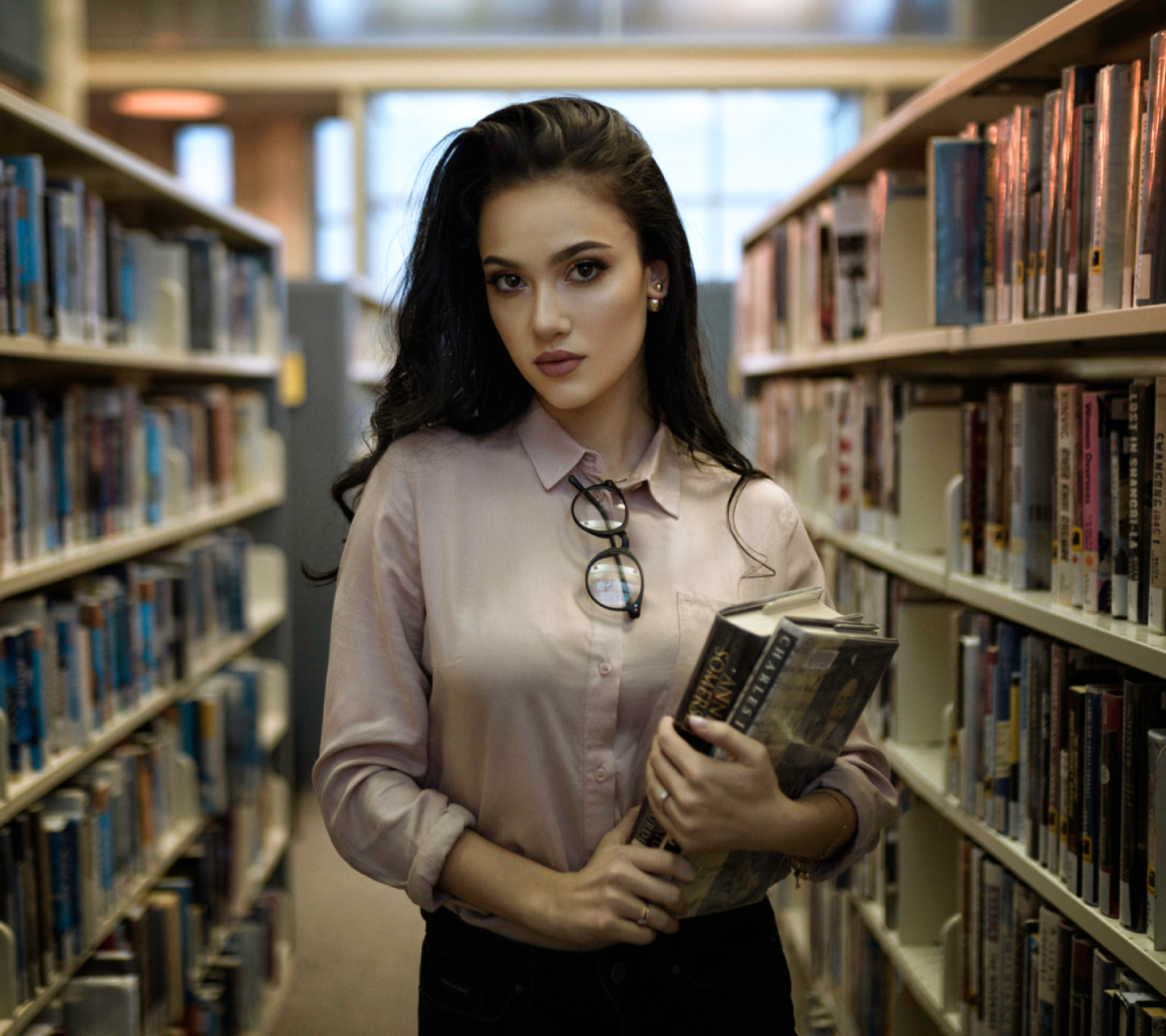 Fondo de pantalla Girl with books in library 1440x1280