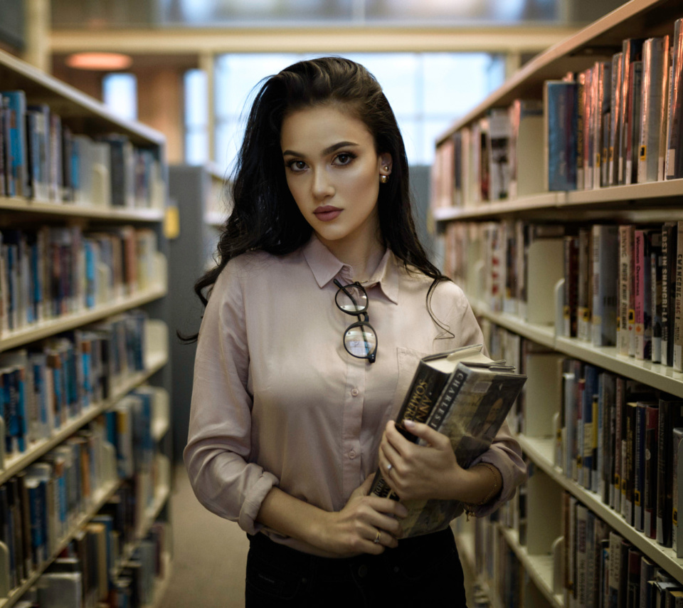 Das Girl with books in library Wallpaper 960x854