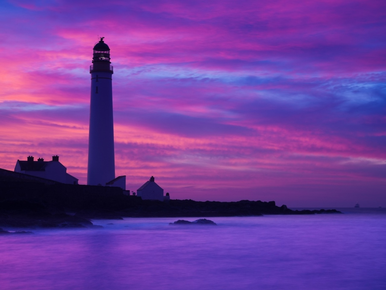 Das Lighthouse under Purple Sky Wallpaper 1280x960