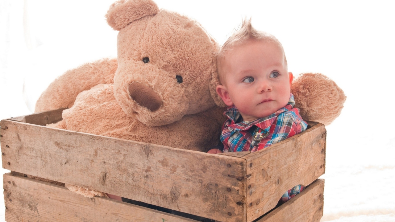 Das Baby Boy With Teddy Bear Wallpaper 1280x720