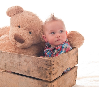 Baby Boy With Teddy Bear sfondi gratuiti per 208x208