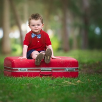 Screenshot №1 pro téma Cute Boy Sitting On Red Luggage 208x208