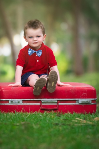 Screenshot №1 pro téma Cute Boy Sitting On Red Luggage 320x480