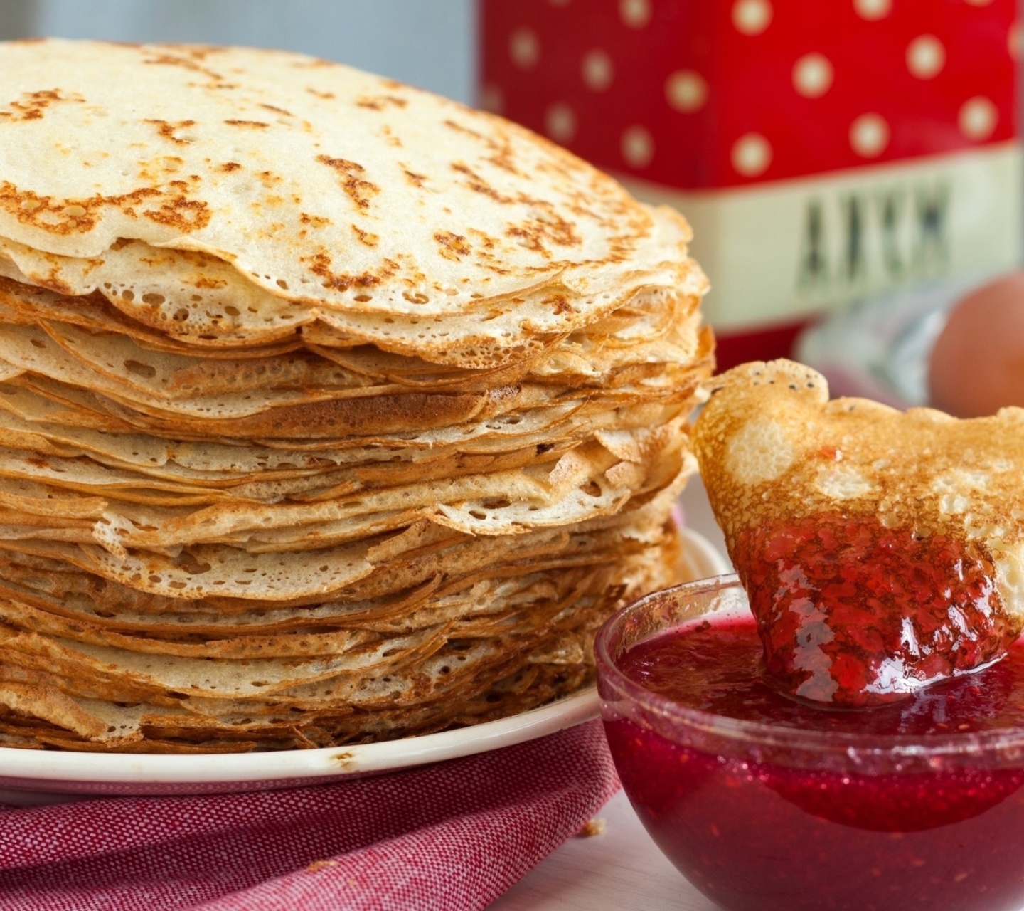Обои Russian pancakes with jam 1440x1280