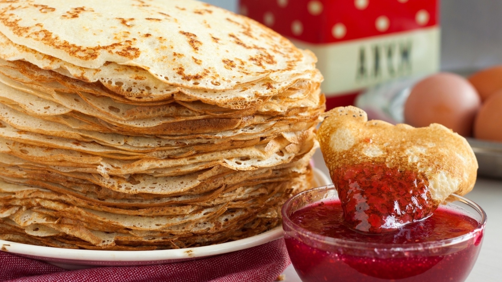 Sfondi Russian pancakes with jam 1600x900