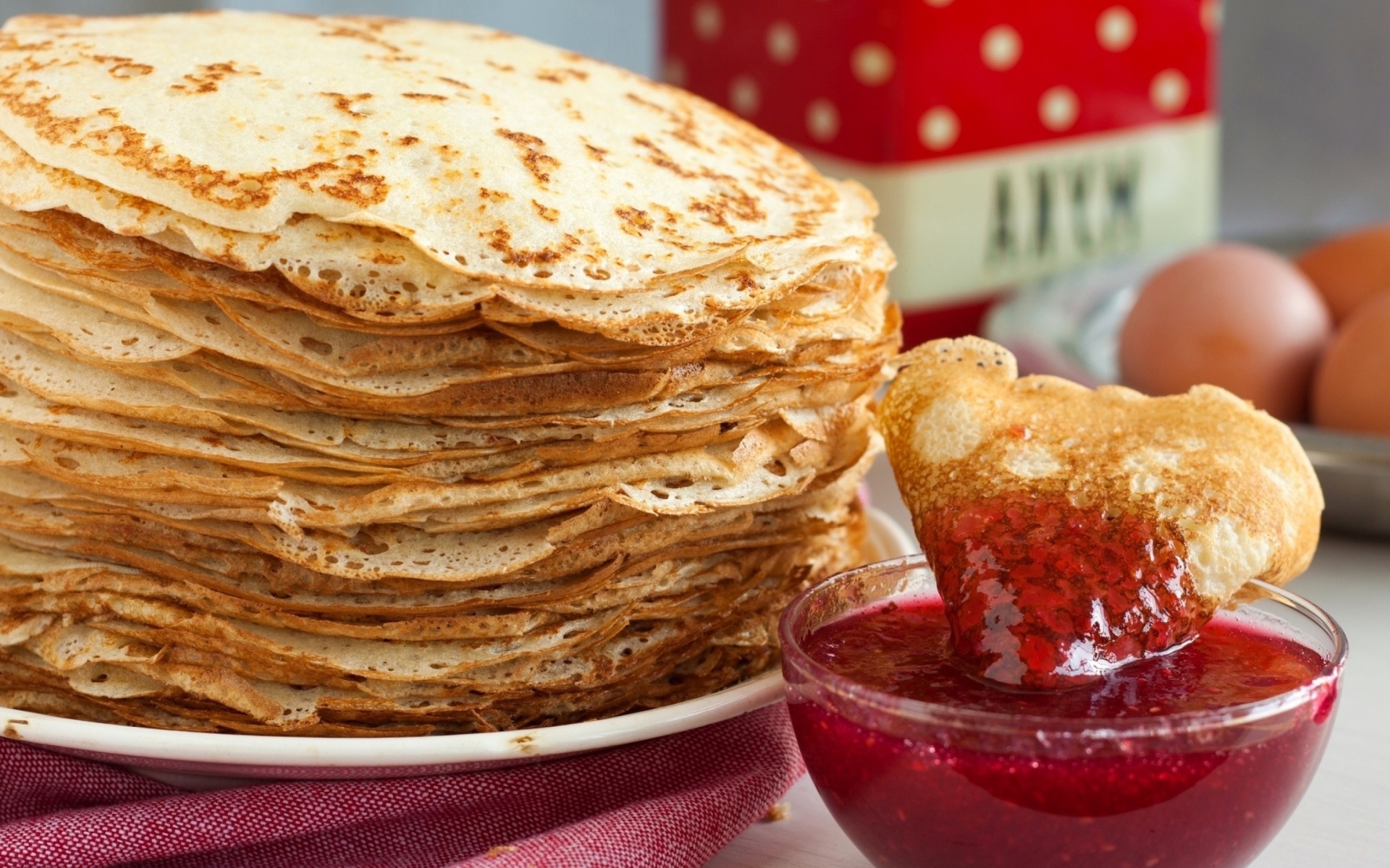 Fondo de pantalla Russian pancakes with jam 1920x1200