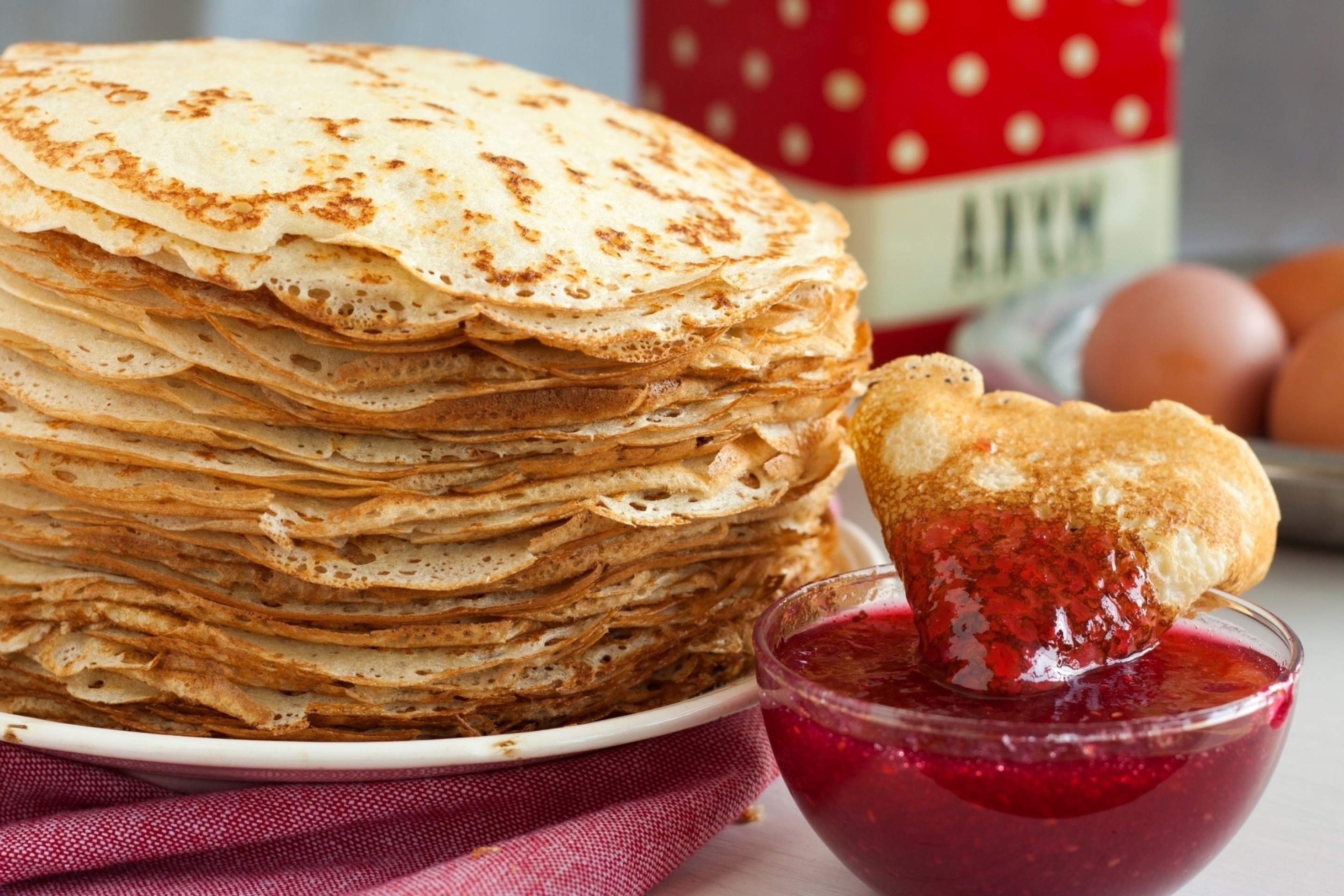 Обои Russian pancakes with jam 2880x1920