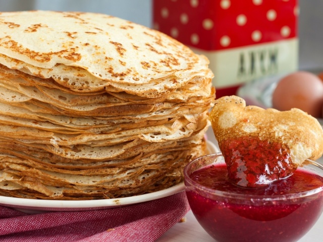 Обои Russian pancakes with jam 640x480