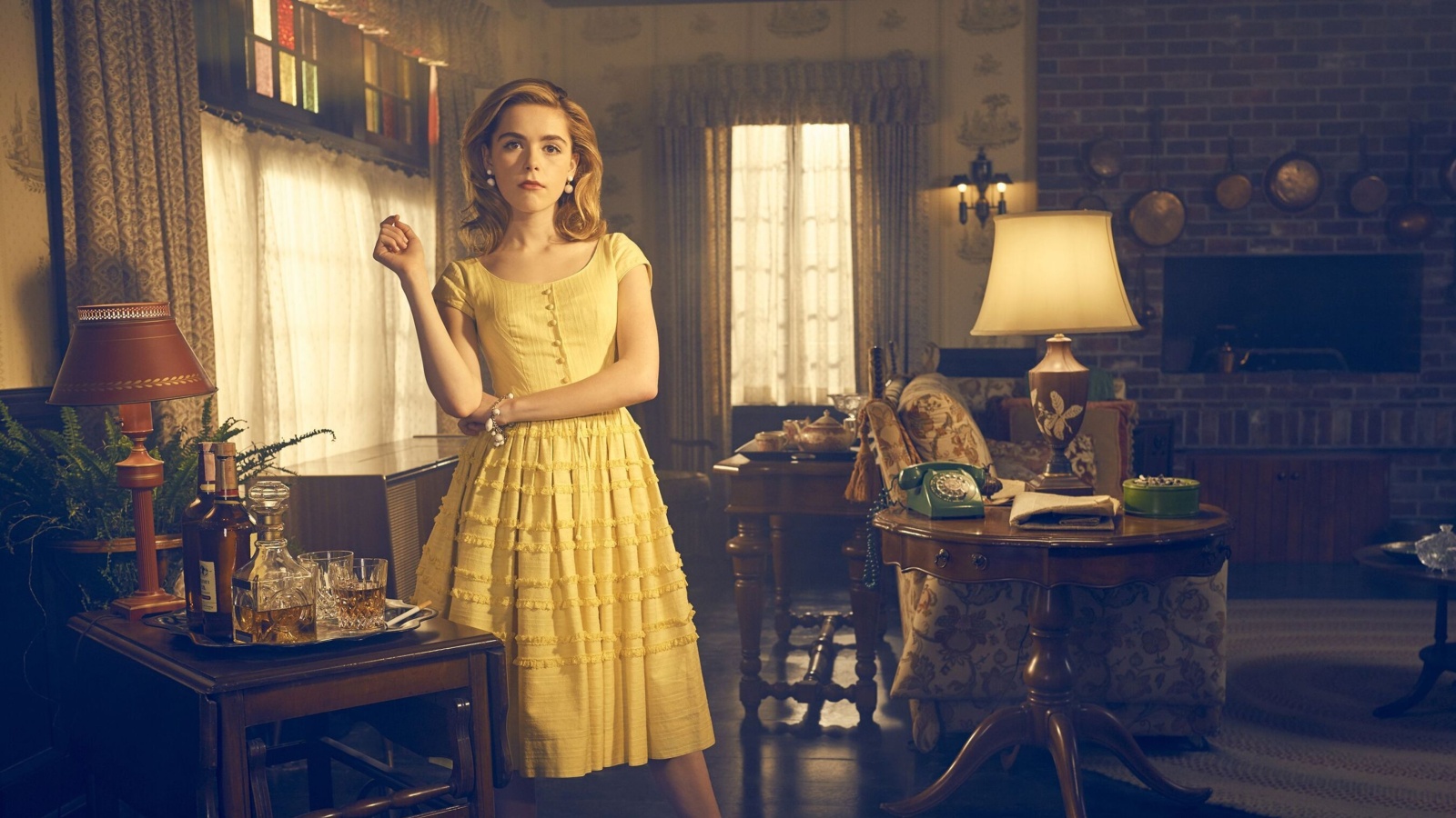 Fondo de pantalla Kiernan Shipka in Feud TV series 1600x900