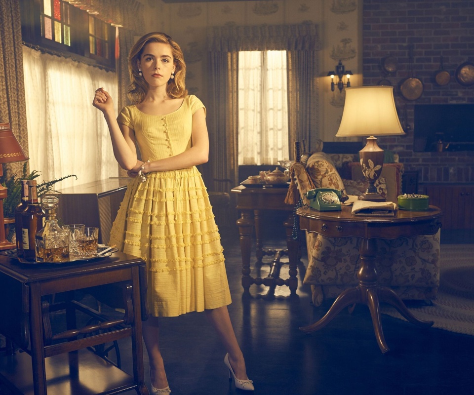 Kiernan Shipka in Feud TV series screenshot #1 960x800