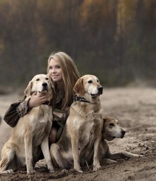 Girl With Dogs - Obrázkek zdarma pro iPhone 5