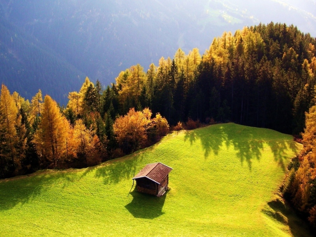 House On Top Of Green Hill wallpaper 640x480
