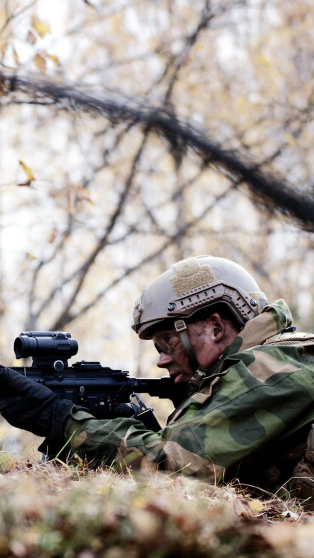 Fondo de pantalla Norwegian Army Soldier 640x1136