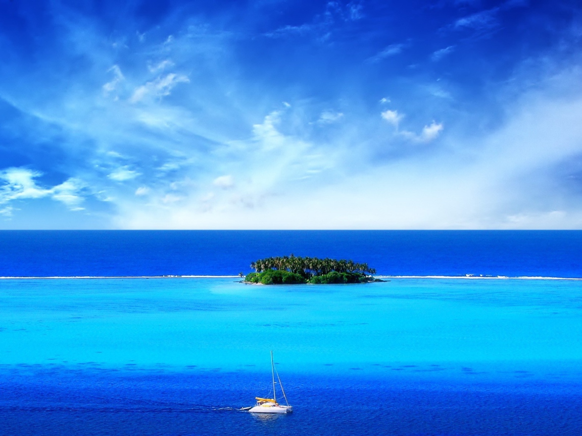 Fondo de pantalla Green Island In Middle Of Blue Ocean And White Boat 1152x864