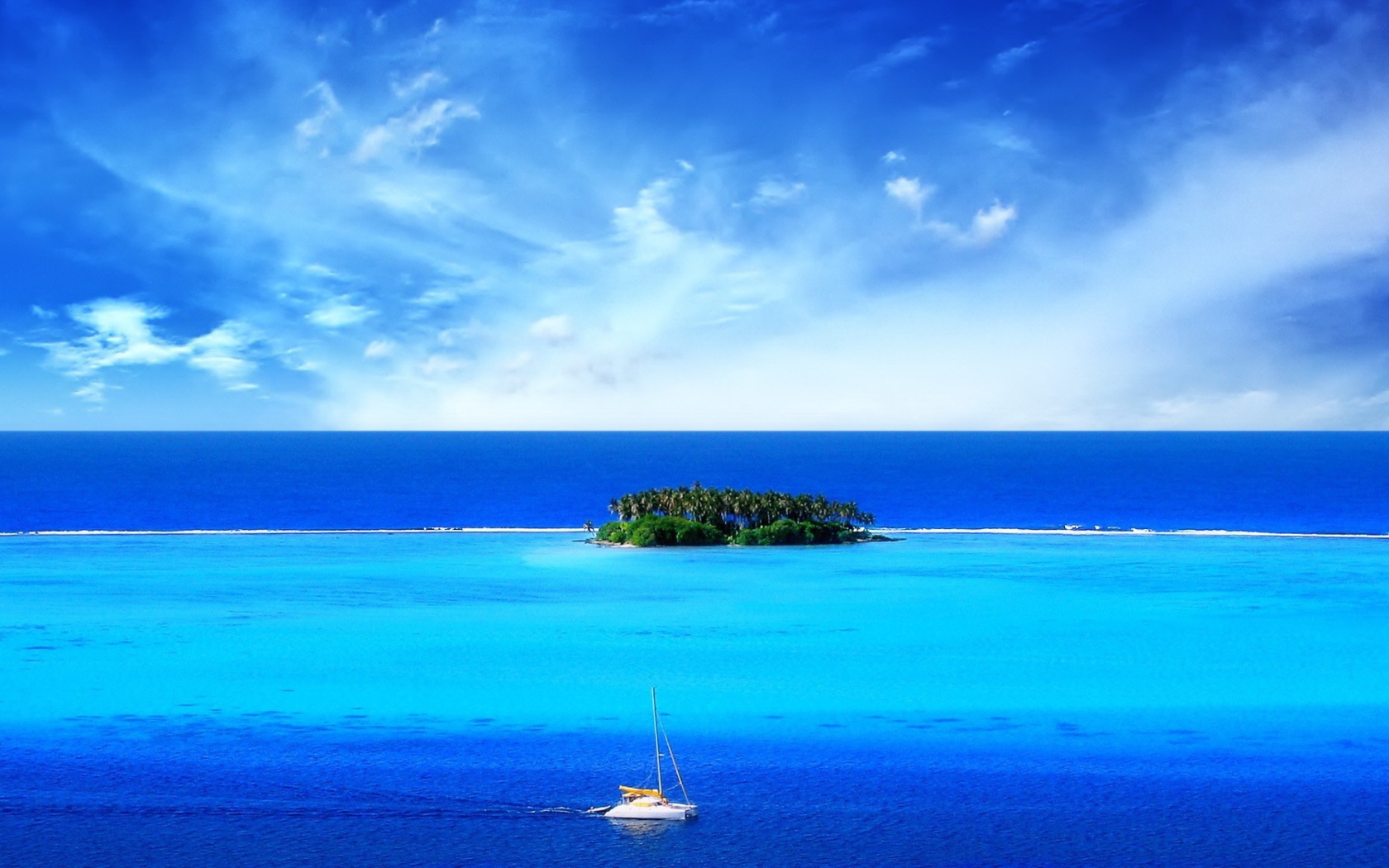 Fondo de pantalla Green Island In Middle Of Blue Ocean And White Boat 1680x1050