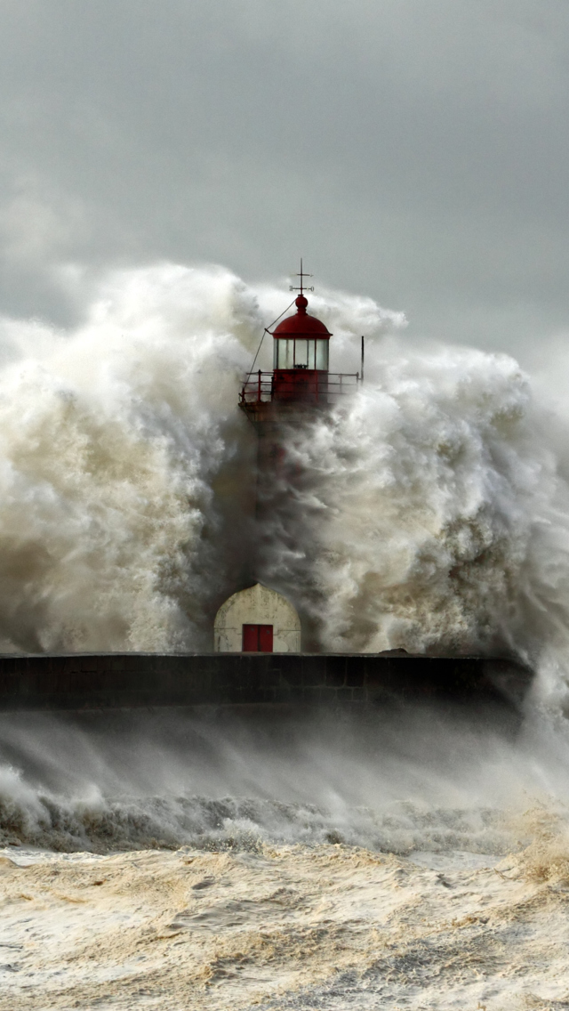 Das Lighthouse At Storm Wallpaper 640x1136