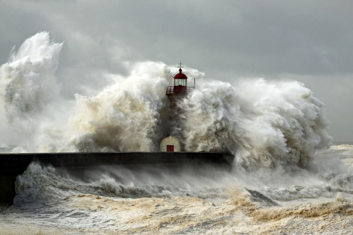 Lighthouse At Storm wallpaper