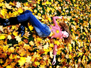 Das Autumn Girl Wallpaper 320x240