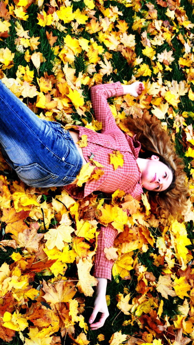 Das Autumn Girl Wallpaper 640x1136