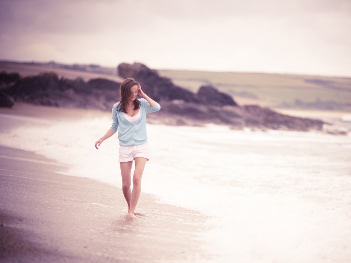 Fondo de pantalla Girl Walking On The Beach 1152x864