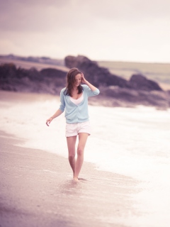 Screenshot №1 pro téma Girl Walking On The Beach 240x320