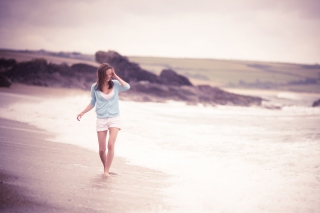 Girl Walking On The Beach - Obrázkek zdarma 