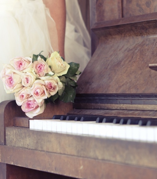 Beautiful Roses On Piano - Obrázkek zdarma pro 640x960