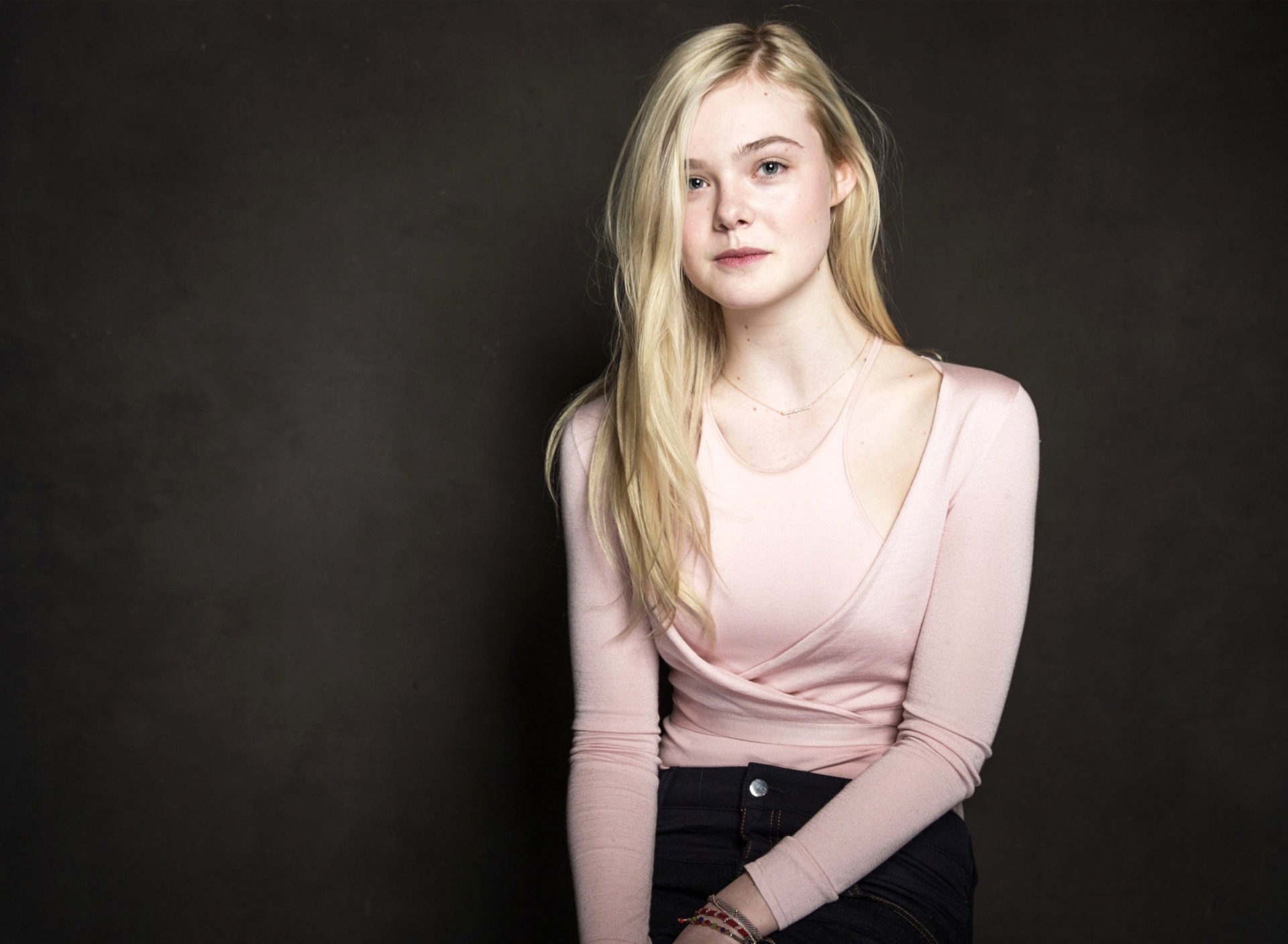 Actress Elle Fanning screenshot #1 1920x1408