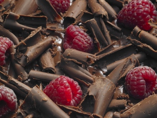 Sfondi Chocolate Raspberry 320x240