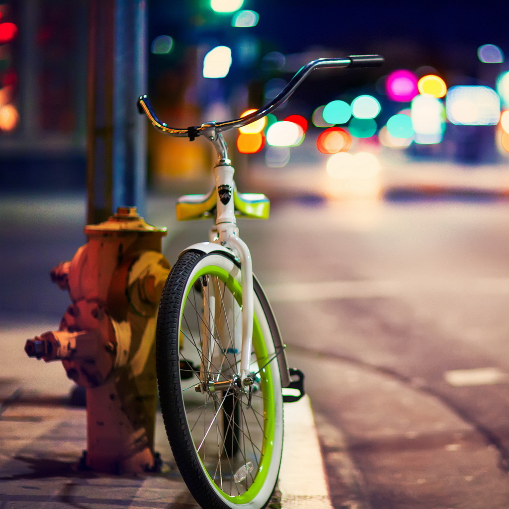 Sfondi Green Bicycle In City Lights 1024x1024