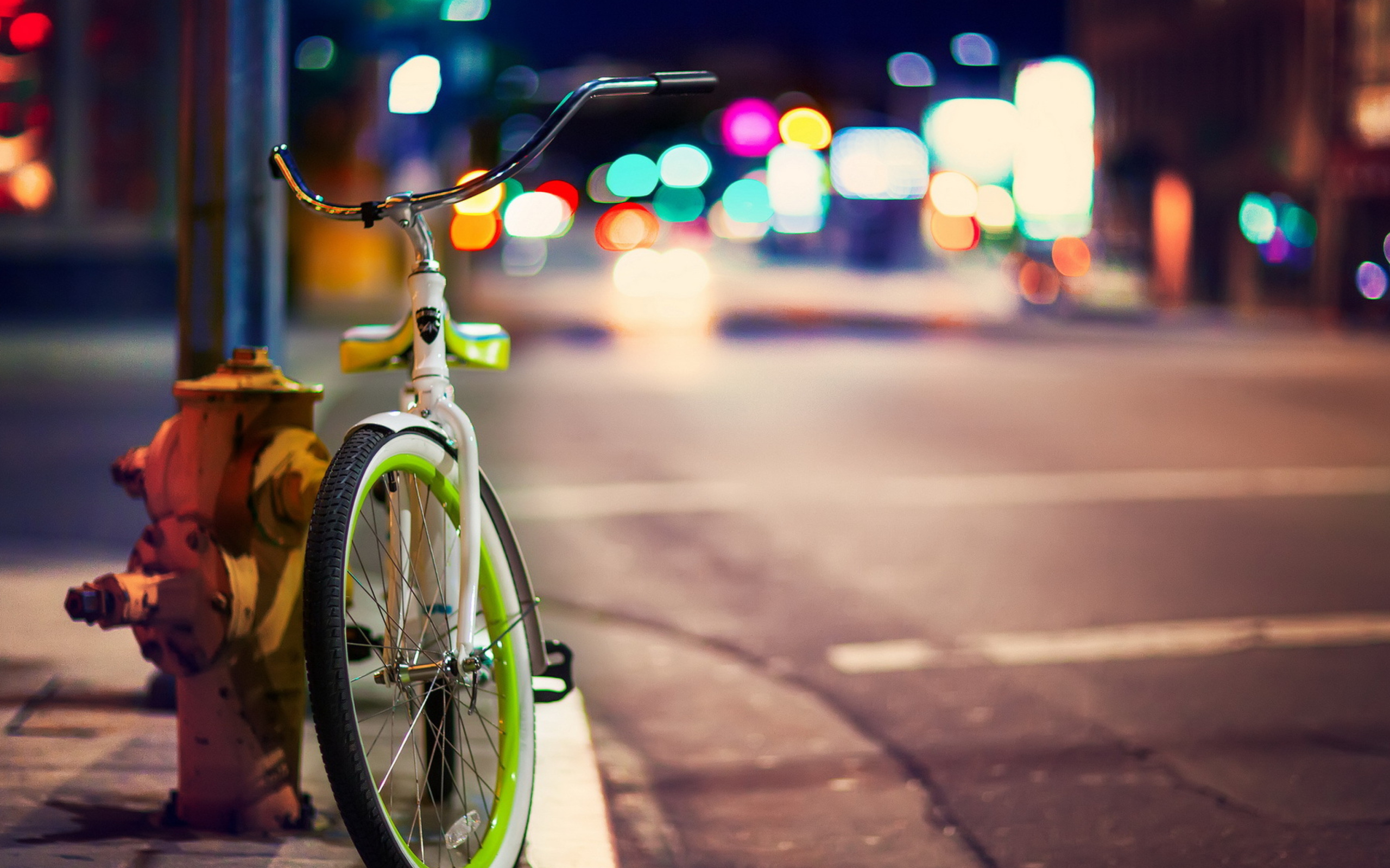 Обои Green Bicycle In City Lights 2560x1600