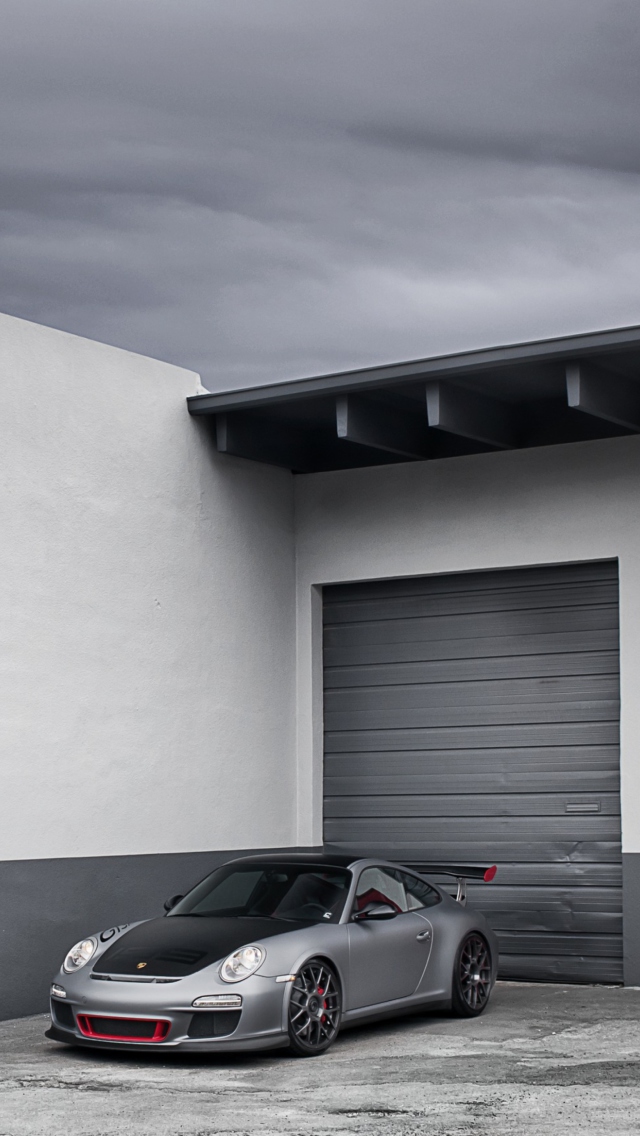Screenshot №1 pro téma Porsche 911 Near Garage 640x1136