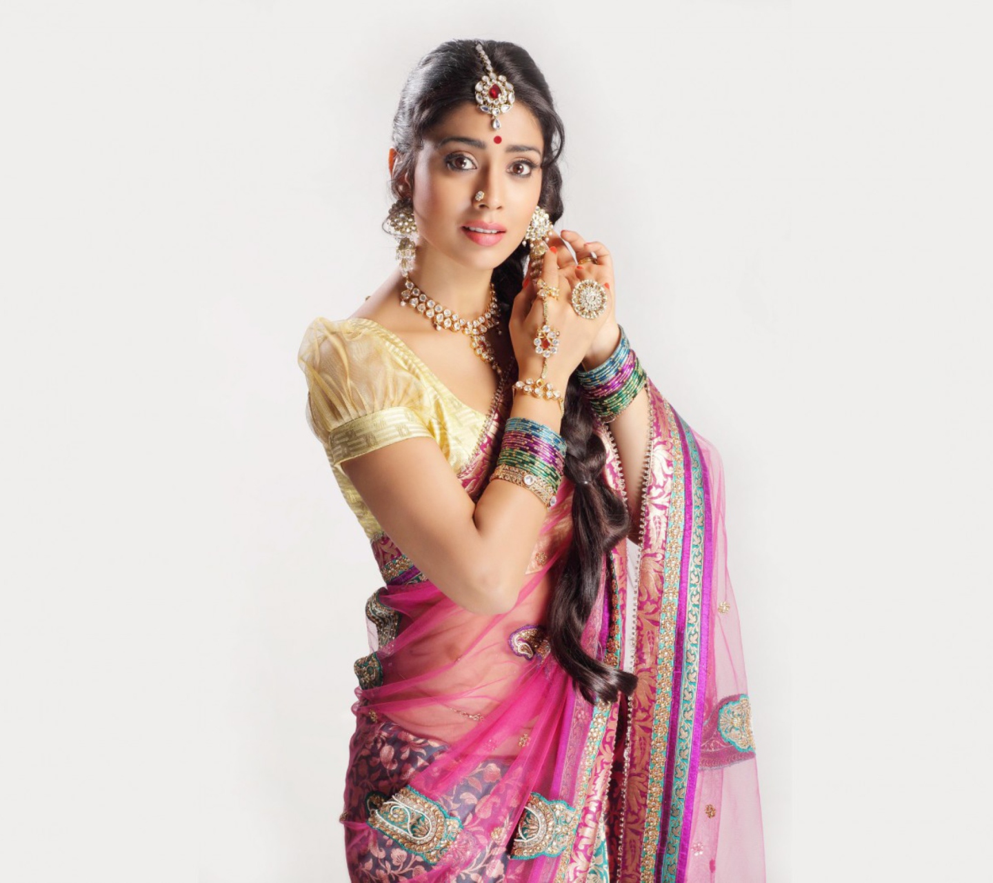 Fondo de pantalla Shriya Saran In Pink Saree 1440x1280