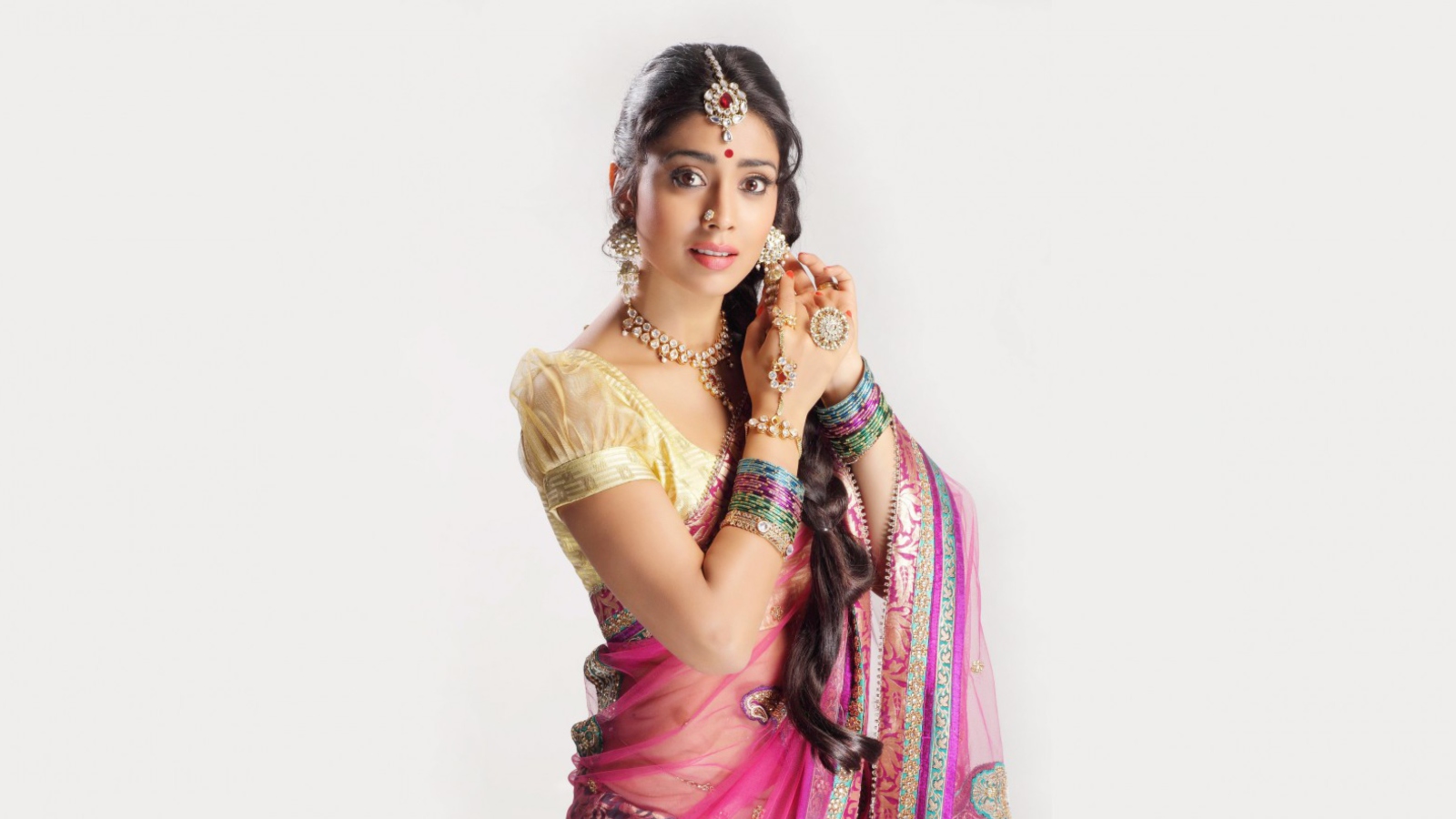 Screenshot №1 pro téma Shriya Saran In Pink Saree 1600x900