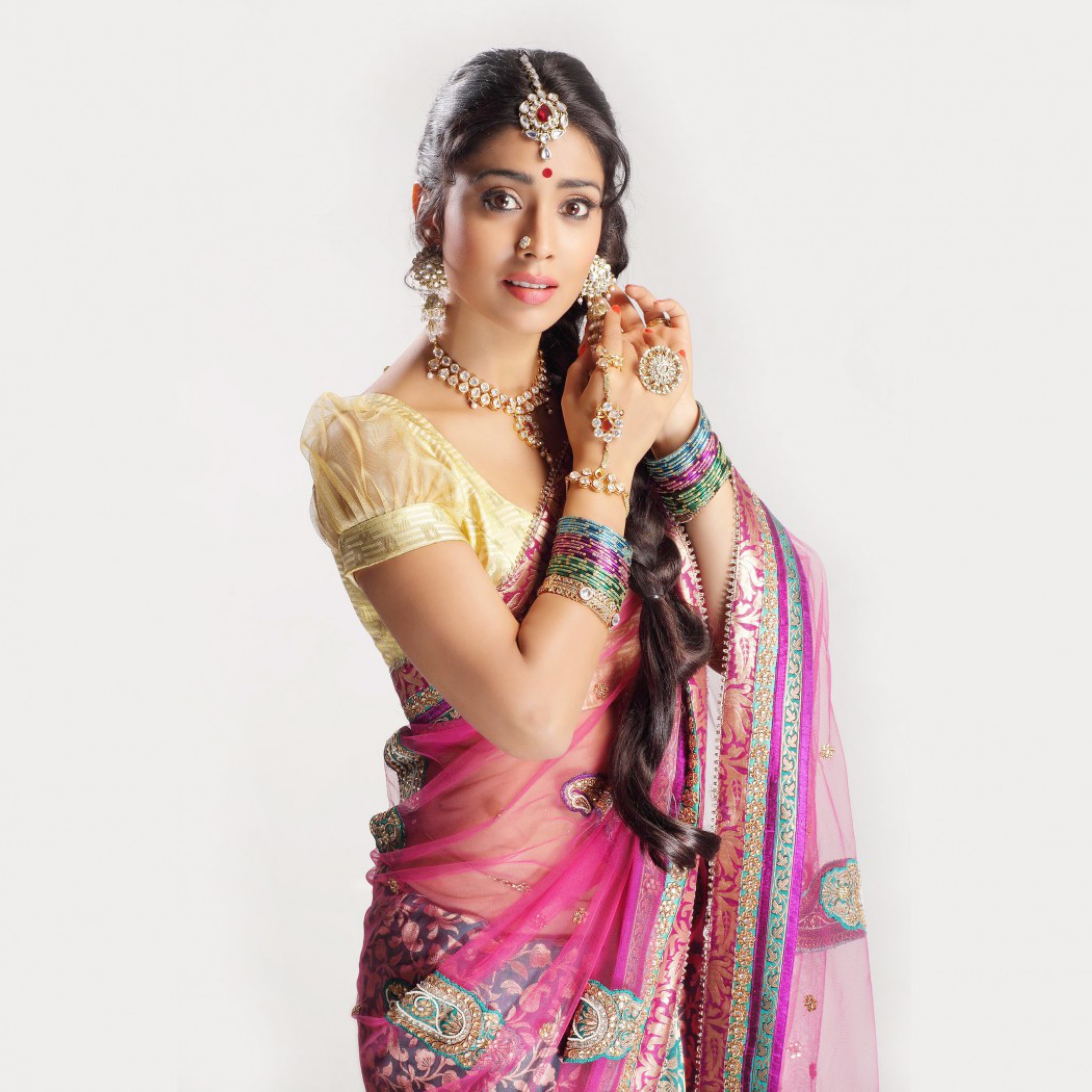 Shriya Saran In Pink Saree wallpaper 2048x2048