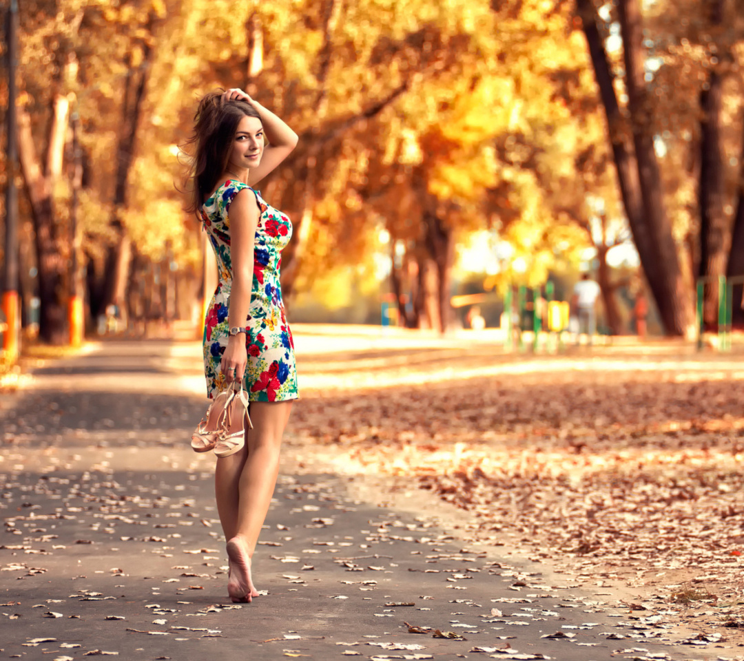 Обои Cute autumn girl 1080x960