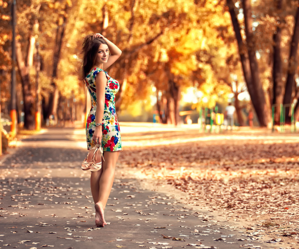 Обои Cute autumn girl 960x800