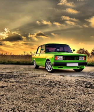 Green Russian Car Lada - Obrázkek zdarma pro 128x160